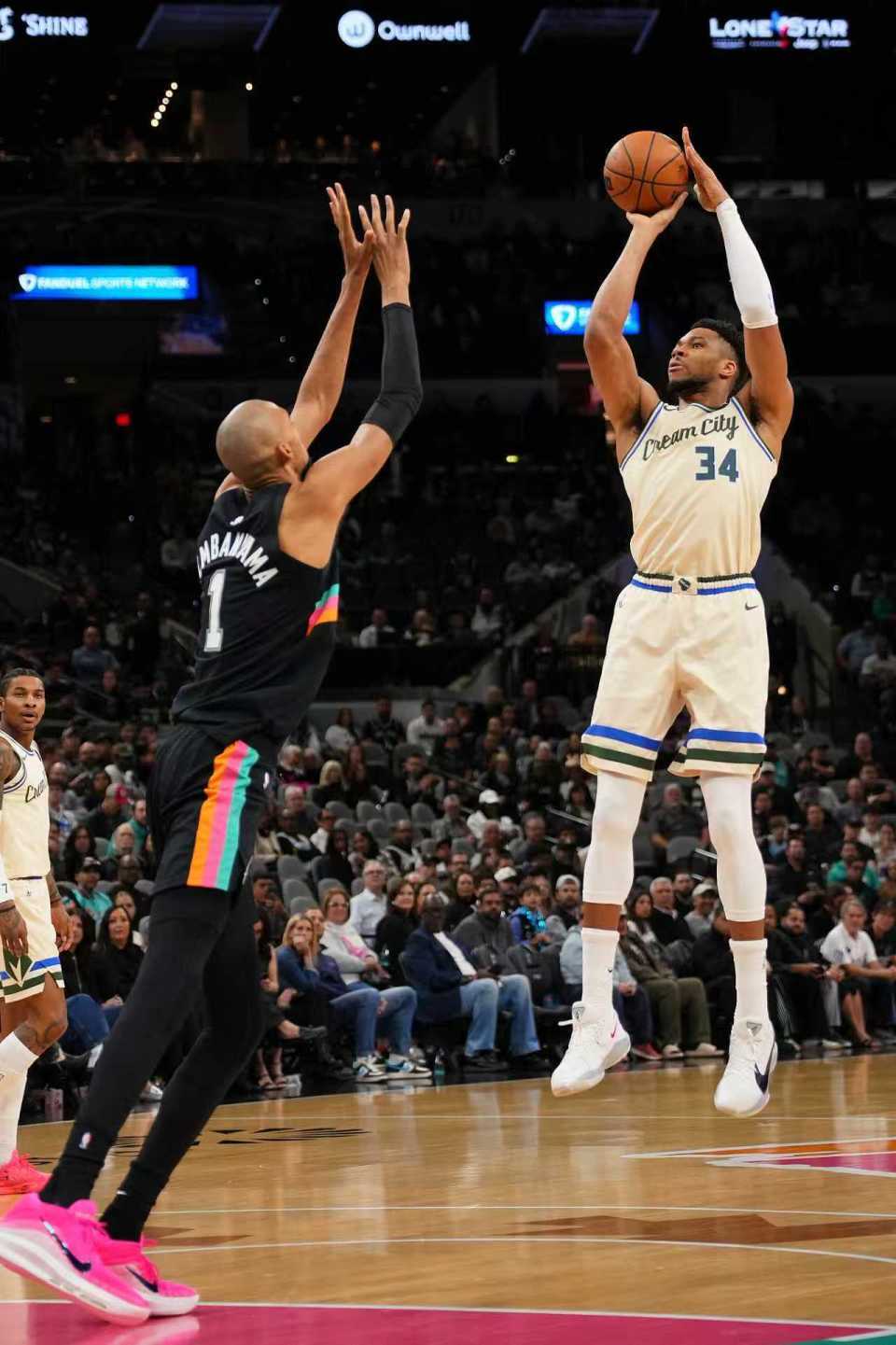 Kaiyun开云中国官网-升西部第二!文班22+10受伤惊魂 马刺最多领先39分大胜雄鹿