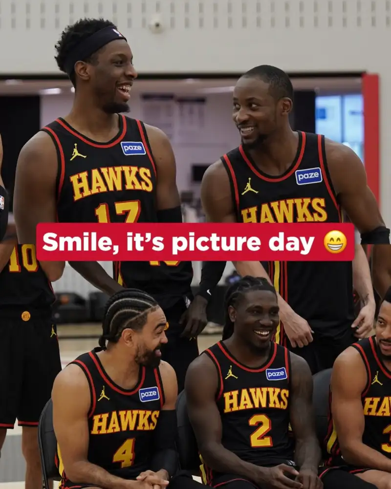 开云登录入口-朝气蓬勃的球队！老鹰官方分享全员拍摄全家福的侧拍照