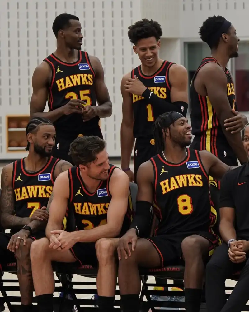 开云登录入口-朝气蓬勃的球队！老鹰官方分享全员拍摄全家福的侧拍照