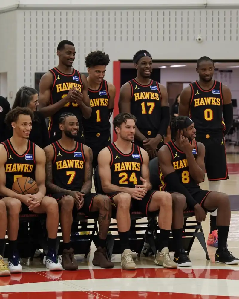 开云登录入口-朝气蓬勃的球队！老鹰官方分享全员拍摄全家福的侧拍照