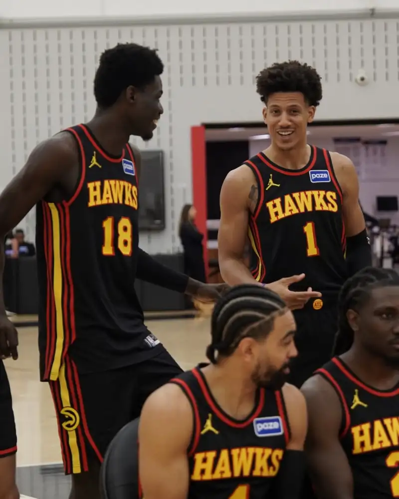 开云登录入口-朝气蓬勃的球队！老鹰官方分享全员拍摄全家福的侧拍照