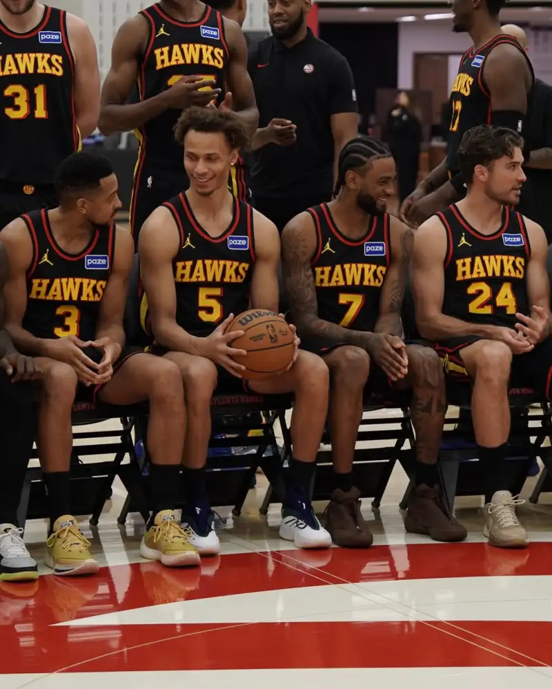 开云登录入口-朝气蓬勃的球队！老鹰官方分享全员拍摄全家福的侧拍照