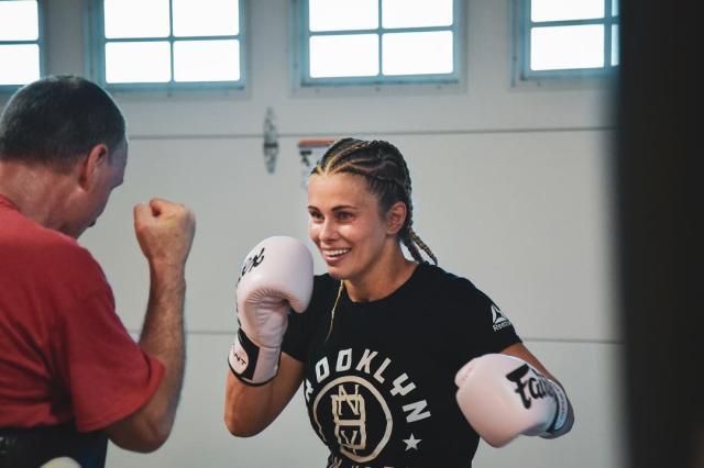 1615445008558091105.jpg 【说点球事】拥有魔鬼身材却选择当了格斗选手…